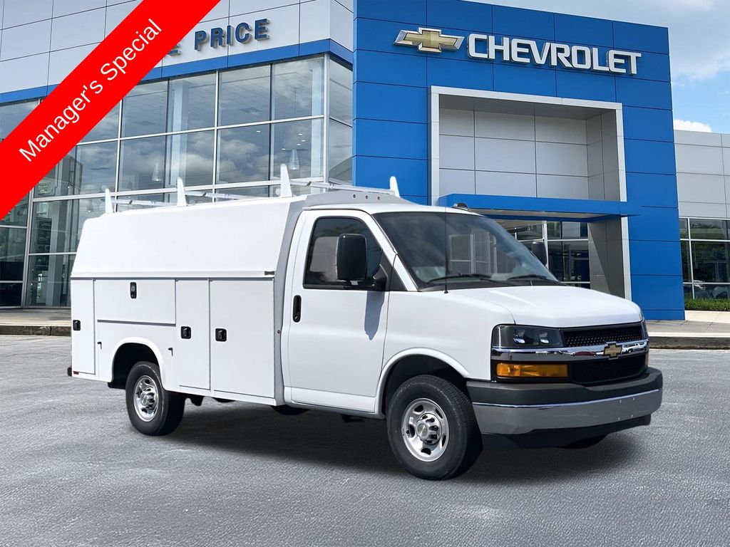 2024 Chevrolet Express Cutaway Base's photo