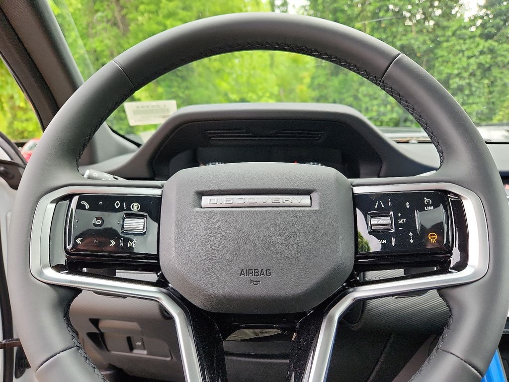 Thumbnail: 2025 Land Rover Discovery Sport - 7