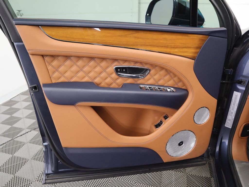 2021 Bentley Bentayga  25