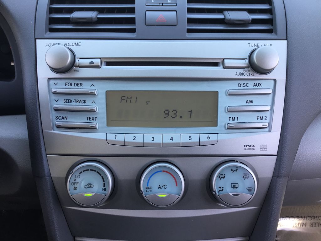 2009 Toyota Camry LE 18