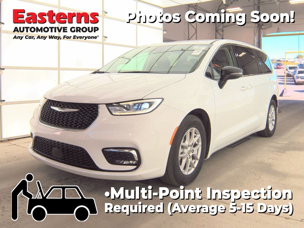 2024 Chrysler Pacifica Touring L's photo