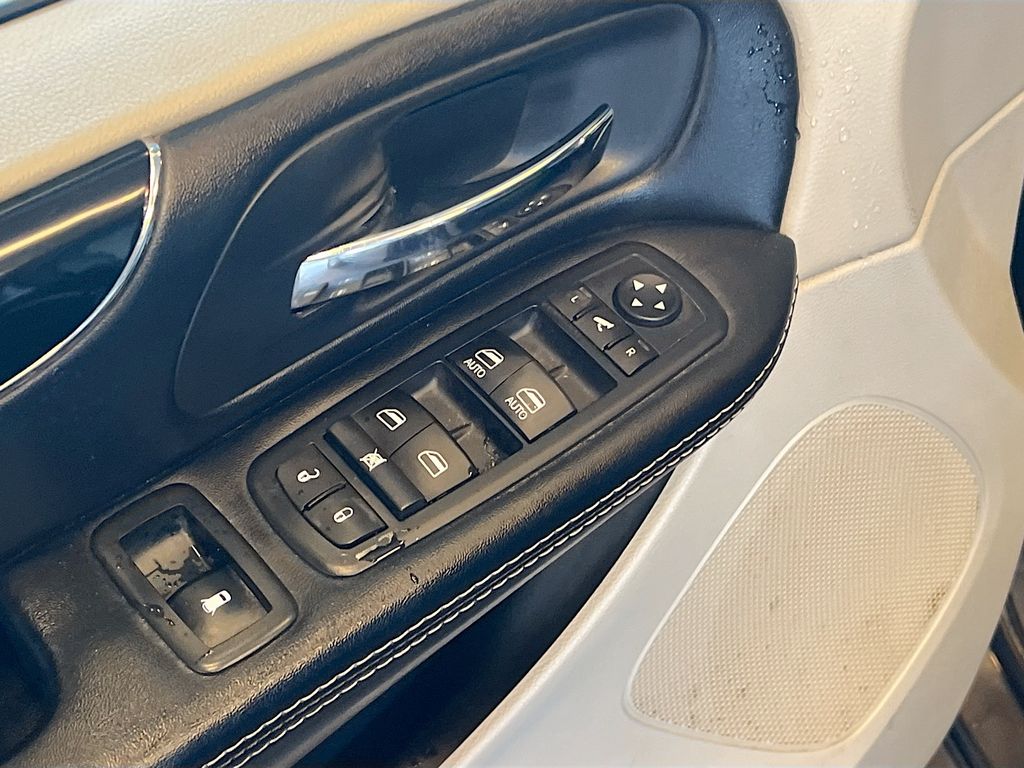 Used 2019 Gray Dodge SXT image 17