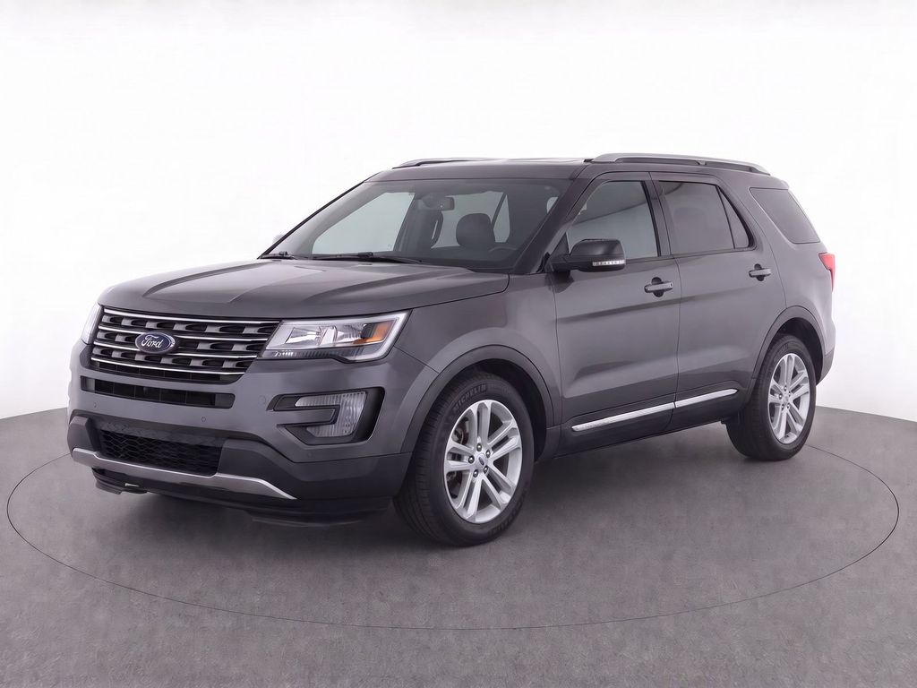 Used 2017 Magnetic Ford XLT image 2