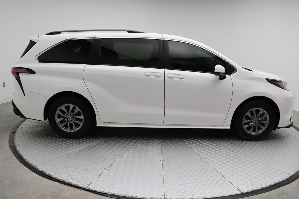 2022 Toyota Sienna LE 7