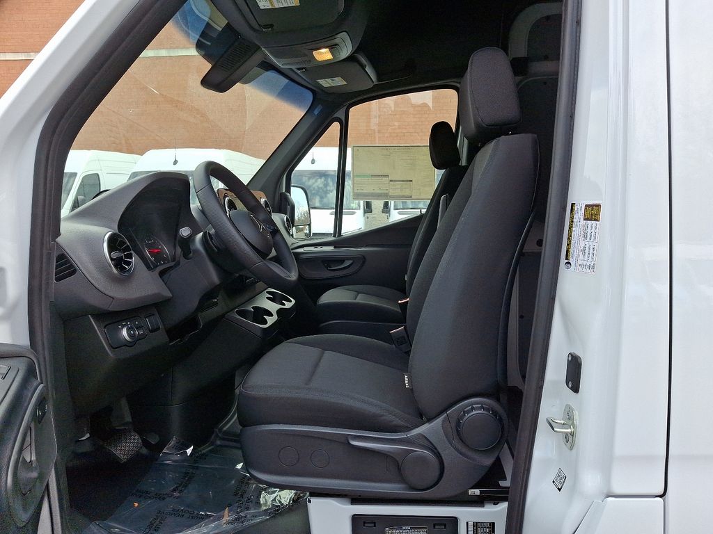 2025 Mercedes-Benz Sprinter 2500 10