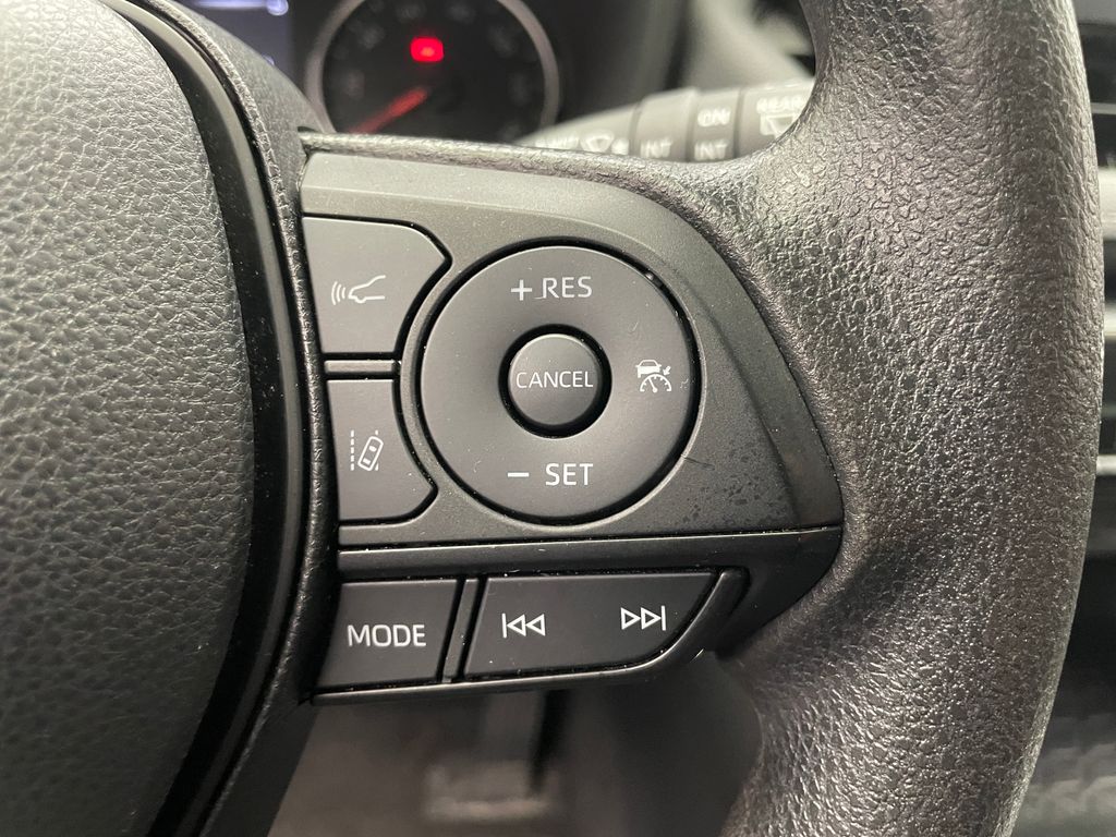 2022 Toyota RAV4 XLE 23