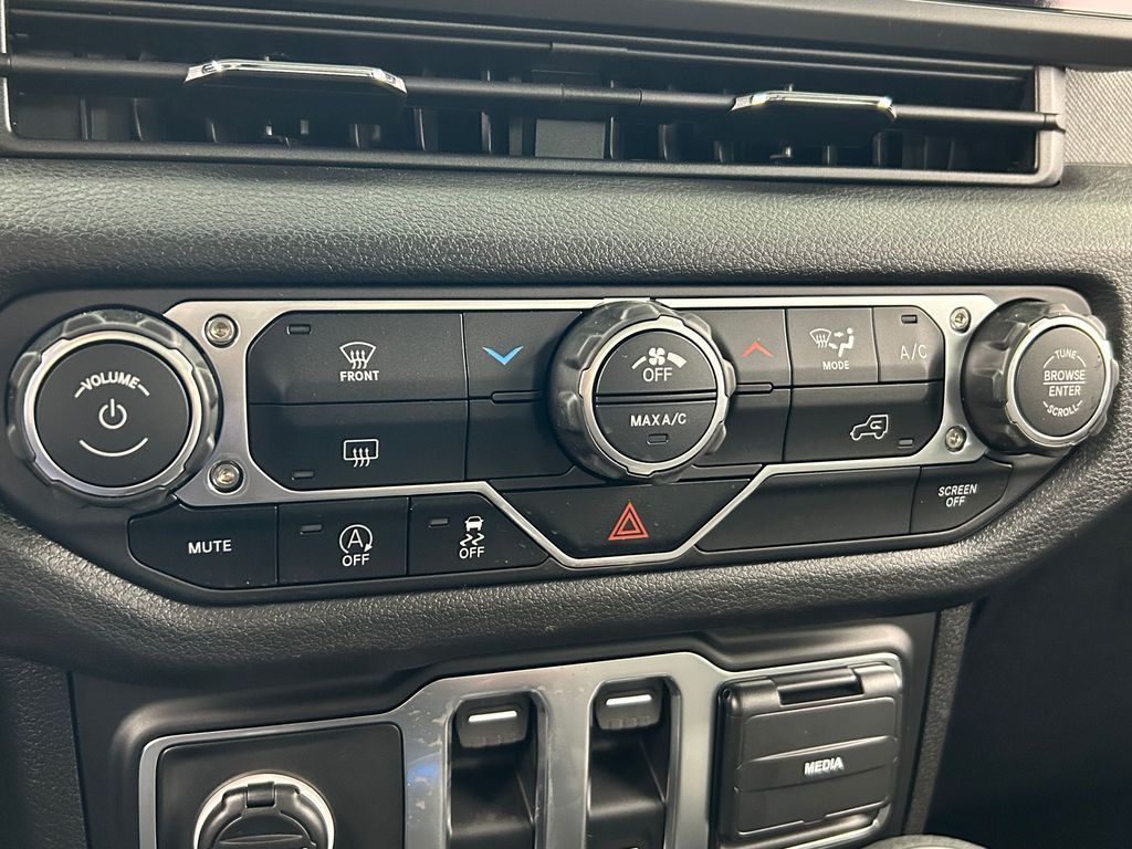 New 2026 Granite Crystal Metallic Clearcoat Jeep Sport image 15