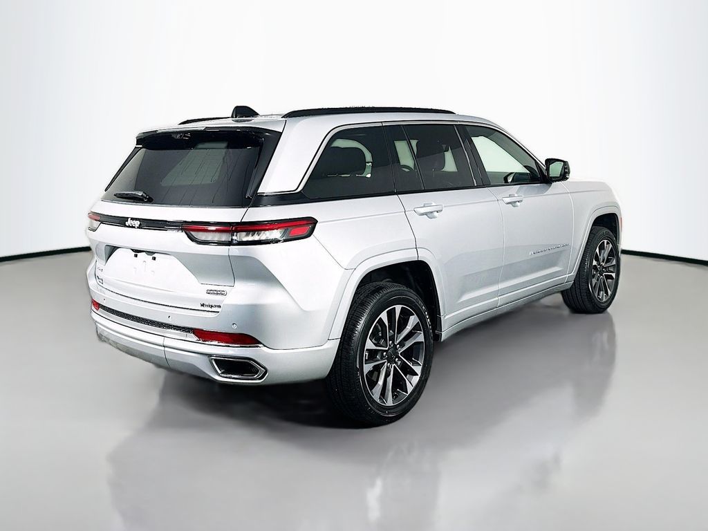 New 2025 Silver Jeep Overland image 7