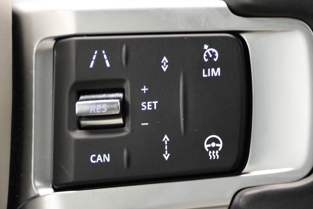 Thumbnail: 2023 Land Rover Discovery - 19