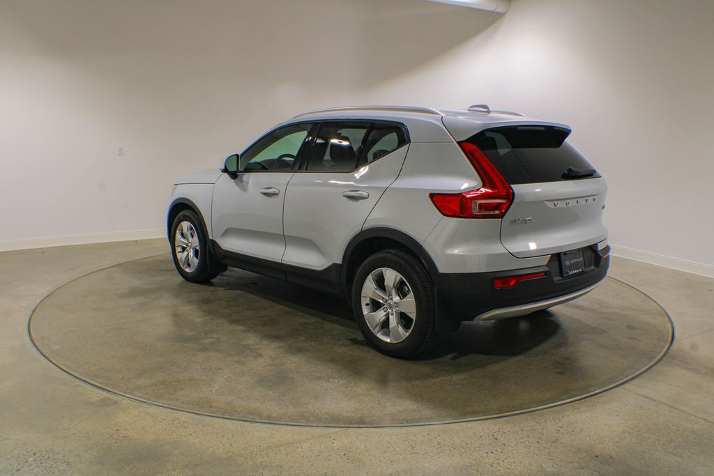 Used 2020 Silver Volvo Momentum image 3