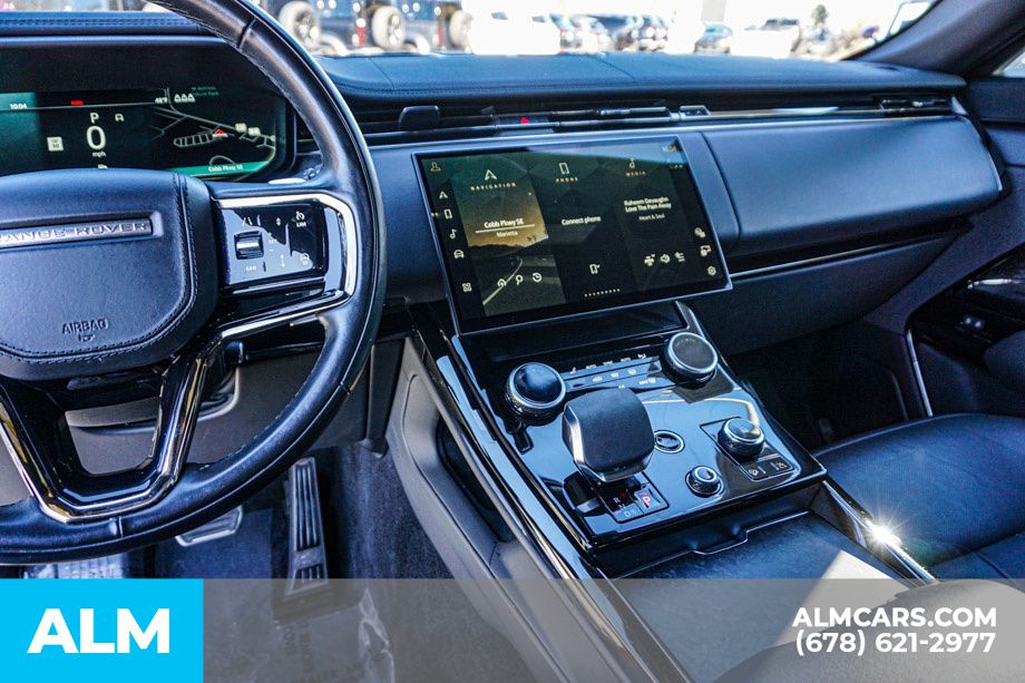 Used 2023 White Land Rover SE Dynamic image 31