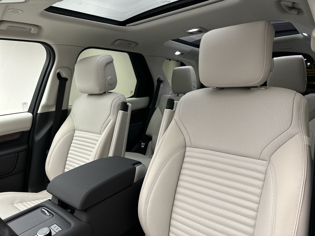 2024 Land Rover Discovery S 15