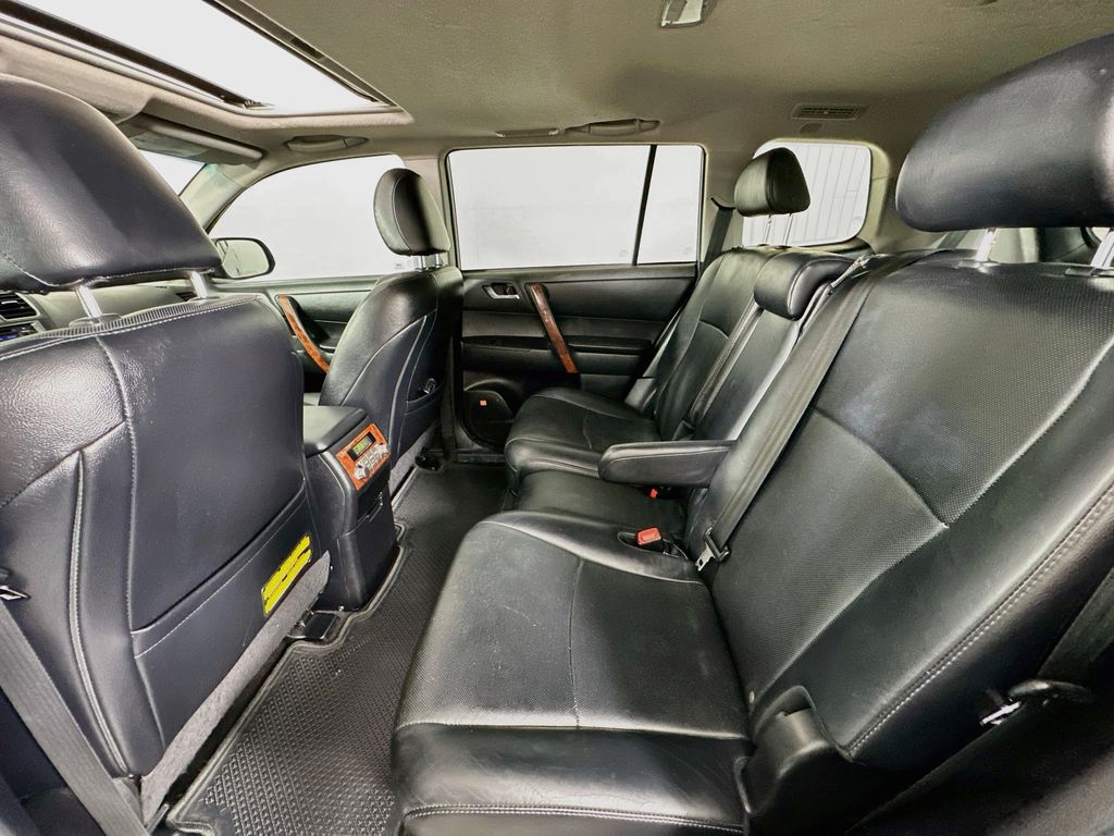 Thumbnail: 2013 Toyota Highlander - 25