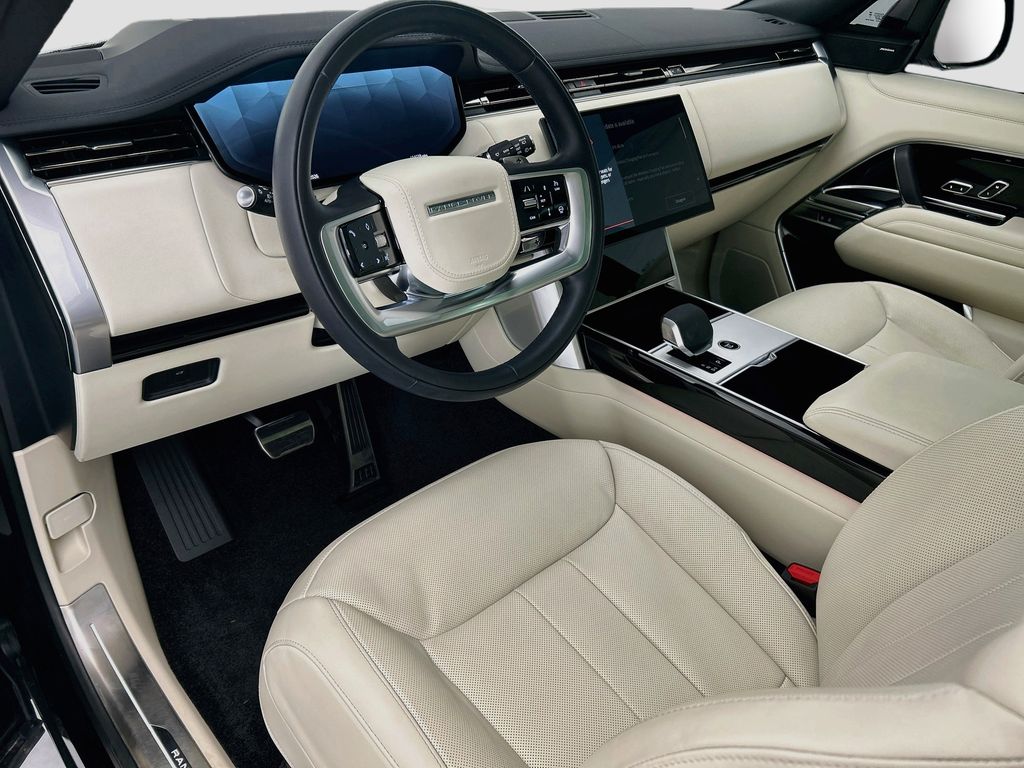 Used 2025  Land Rover SE image 9