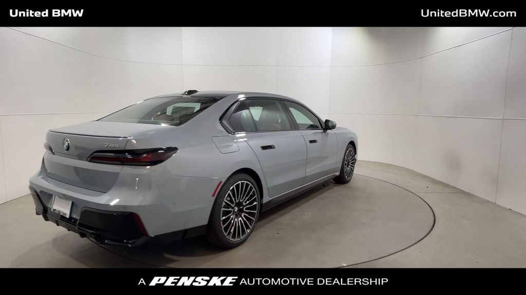2025 BMW 7 Series 740i 8
