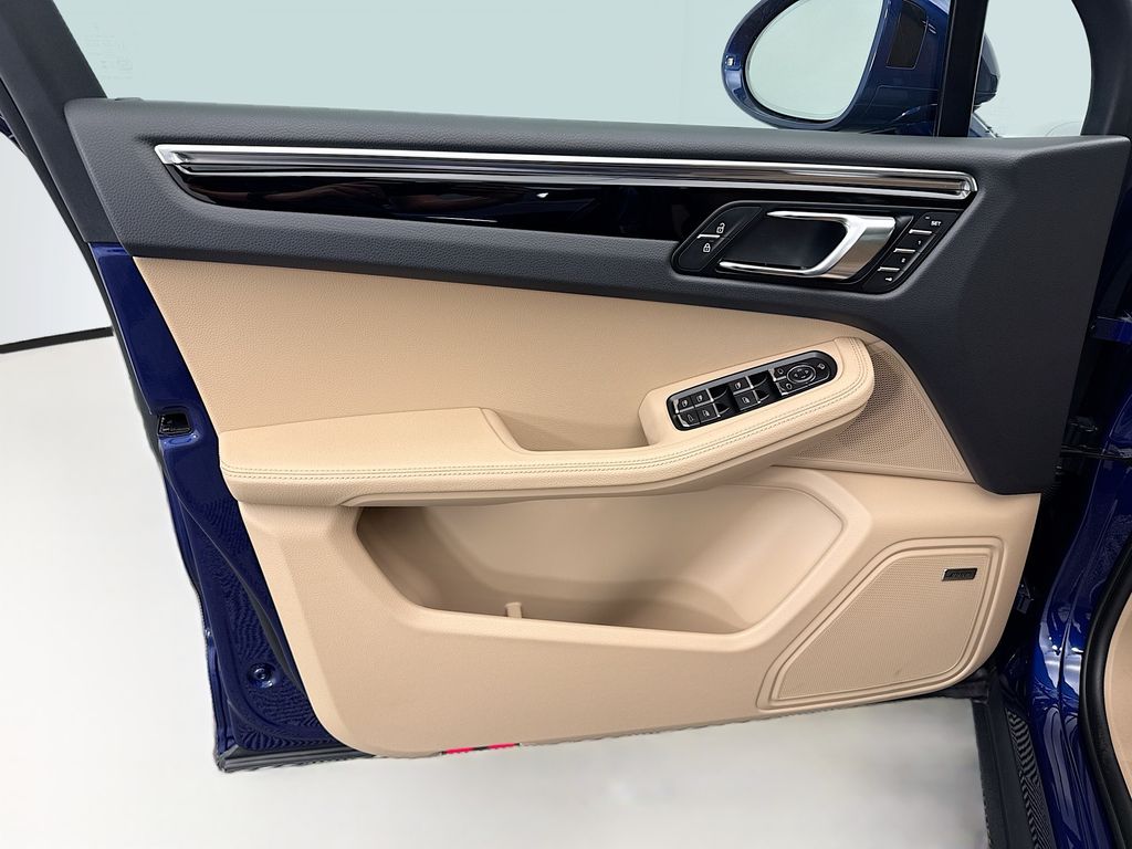 Thumbnail: 2026 Porsche Macan - 25