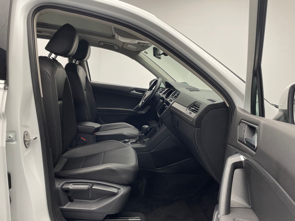 Thumbnail: 2018 Volkswagen Tiguan - 16