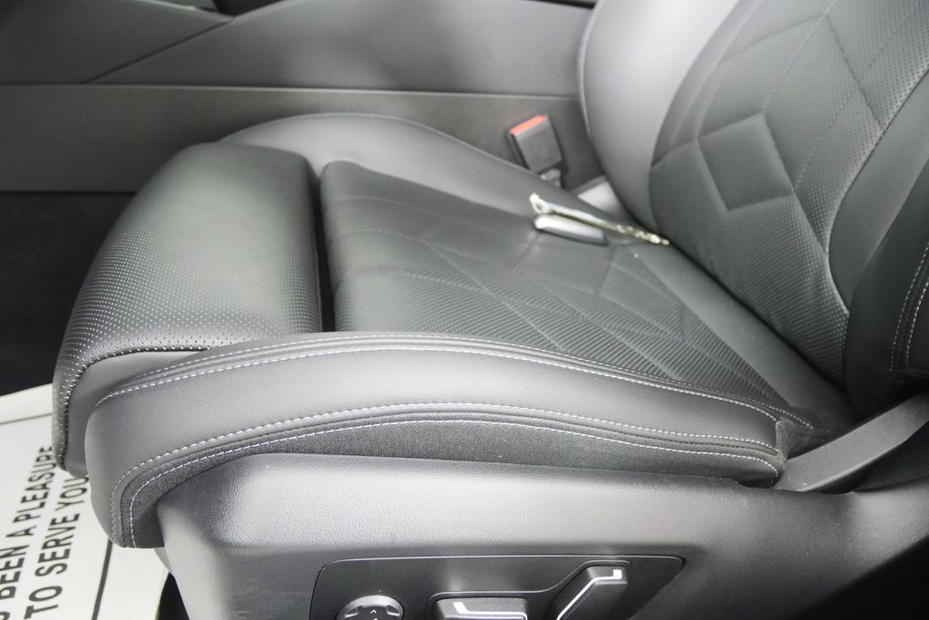 Thumbnail: 2025 BMW 5 Series - 10