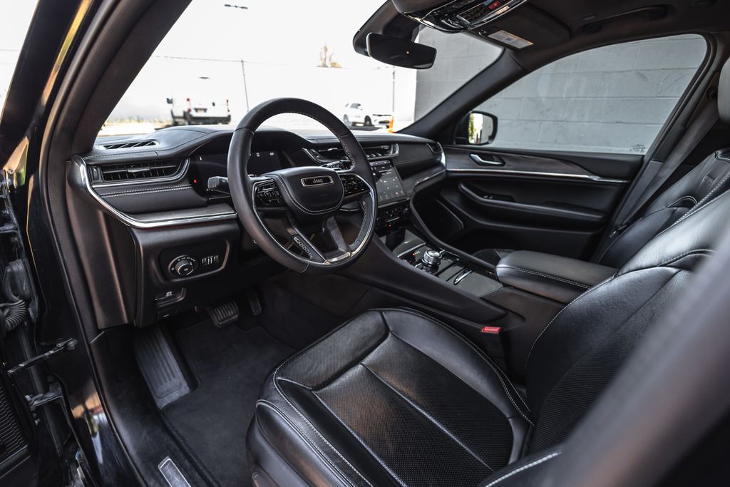 2024 Jeep Grand Cherokee Overland thumbnail 13