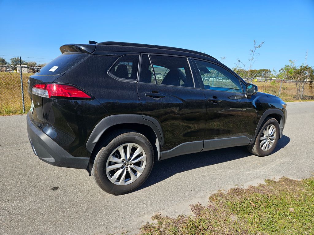 2022 Toyota Corolla Cross LE 4