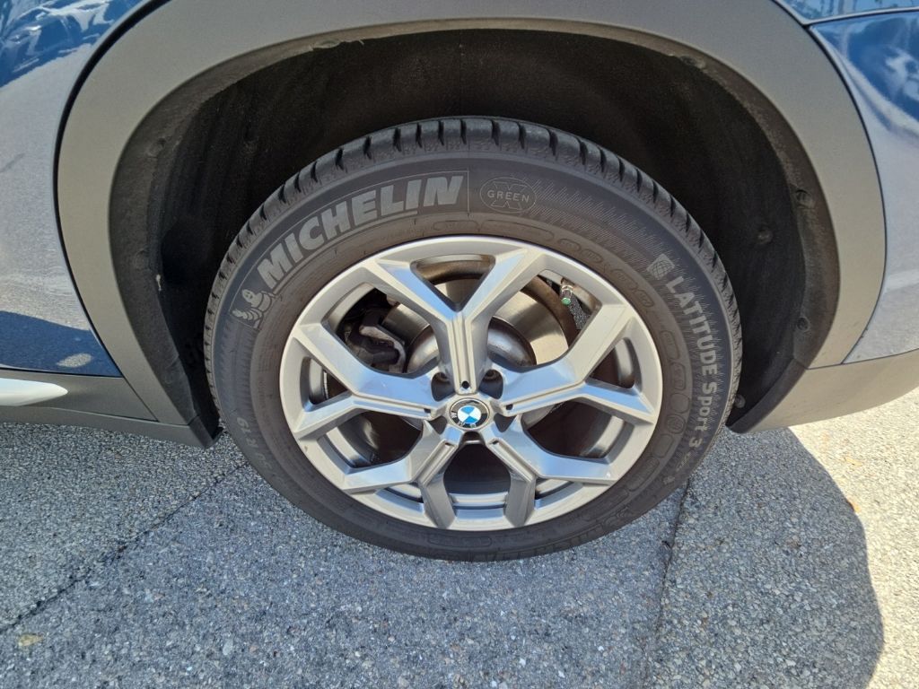 Used 2024 Blue BMW xDrive30i image 6