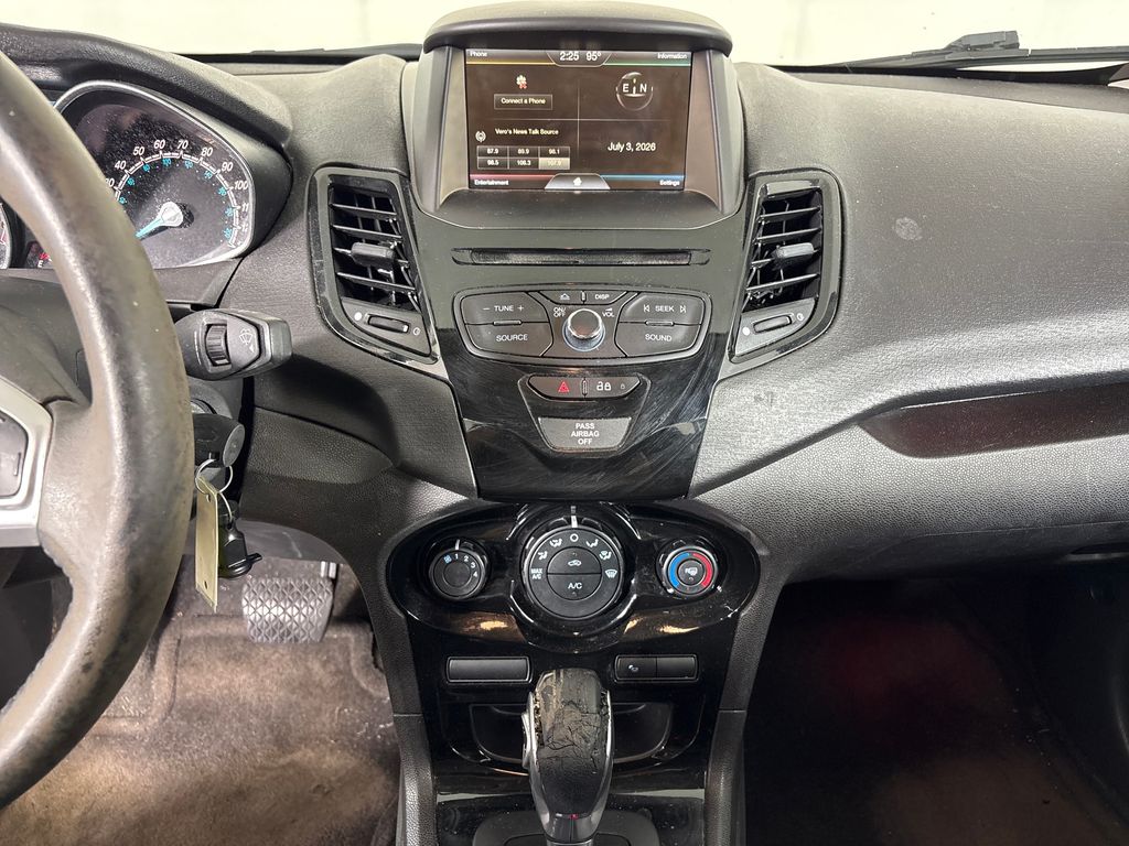 Used 2015 Green Ford SE image 26