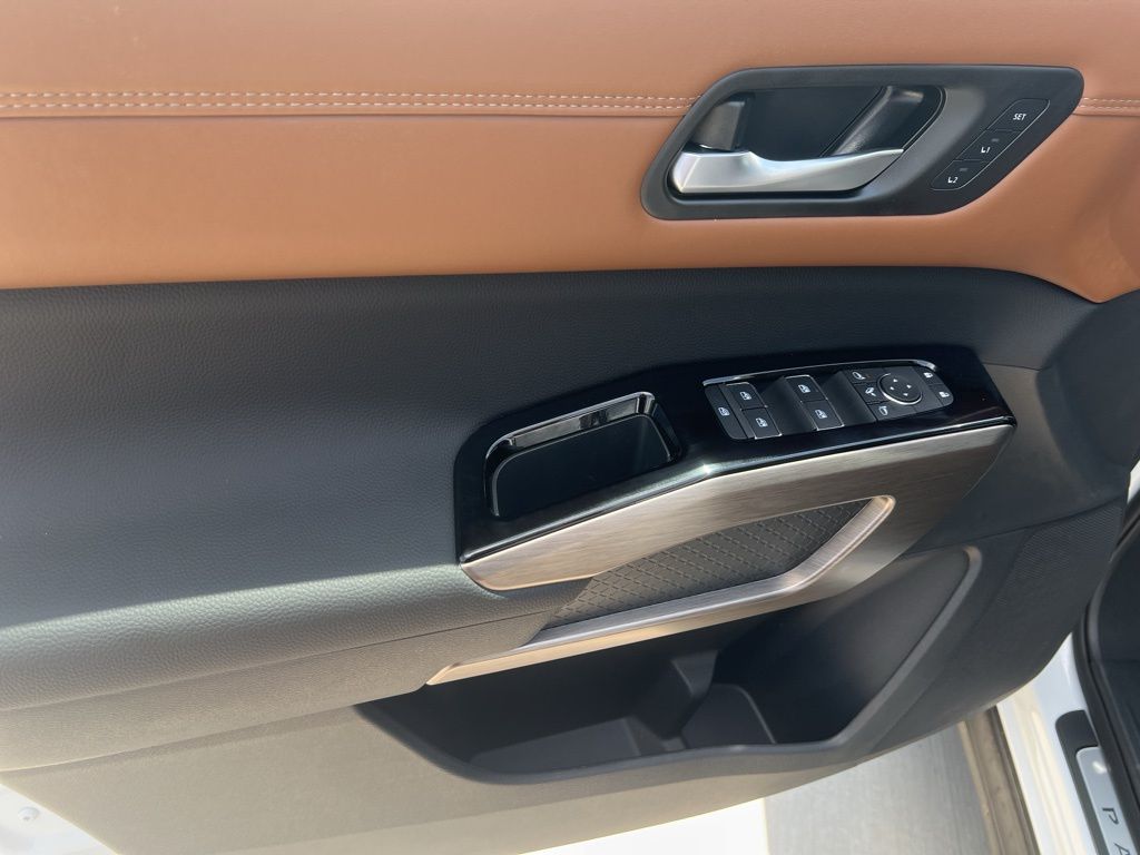 2025 Everest White Pearl Tricoat Nissan Pathfinder Platinum 4X4 SUV