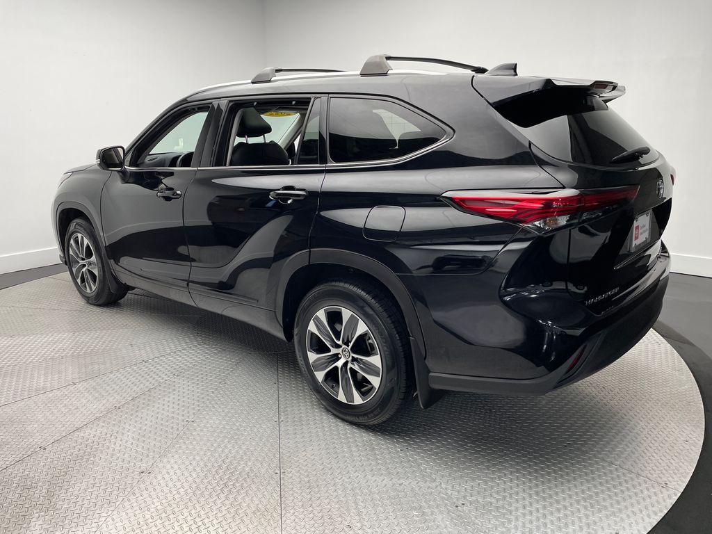 Thumbnail: 2022 Toyota Highlander - 7