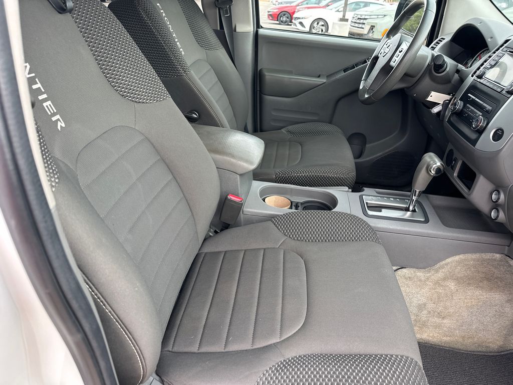 Used 2015 White Nissan Desert Runner image 13