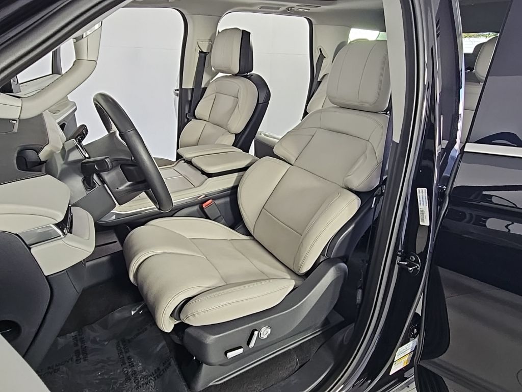 Thumbnail: 2025 Lincoln Navigator - 23