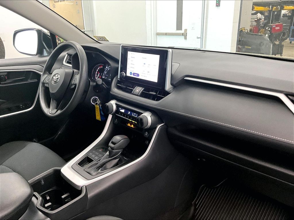 2023 Toyota RAV4 — photo 14