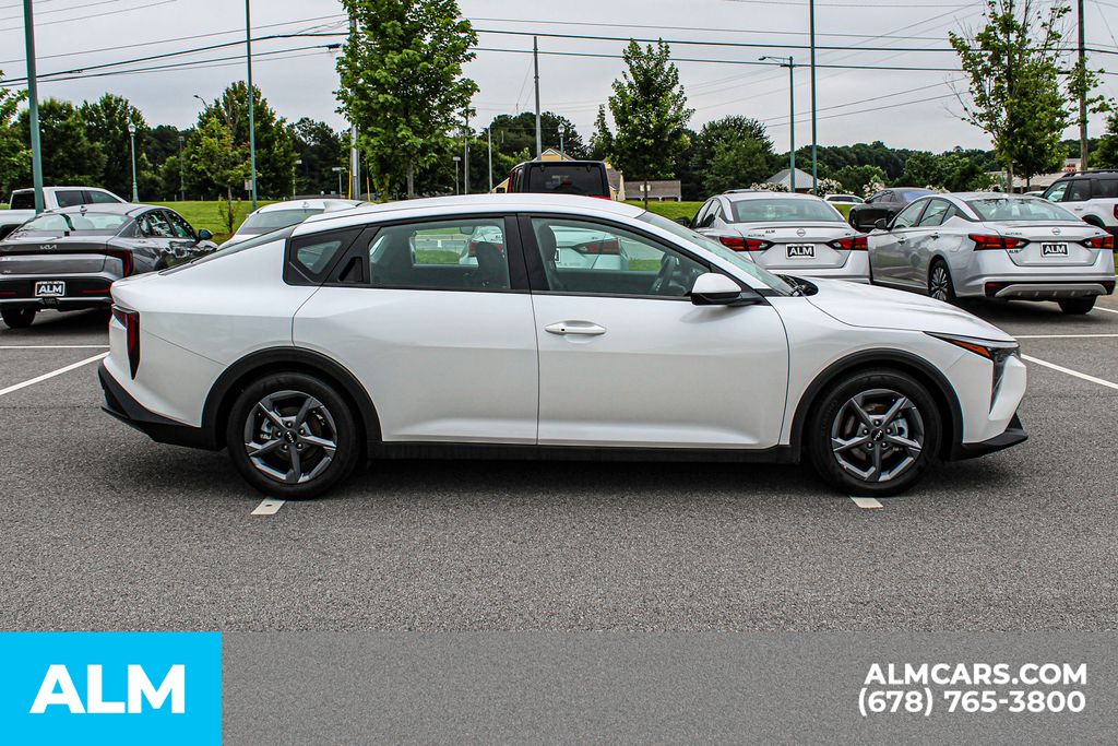 Used 2025 White Kia LXS image 9