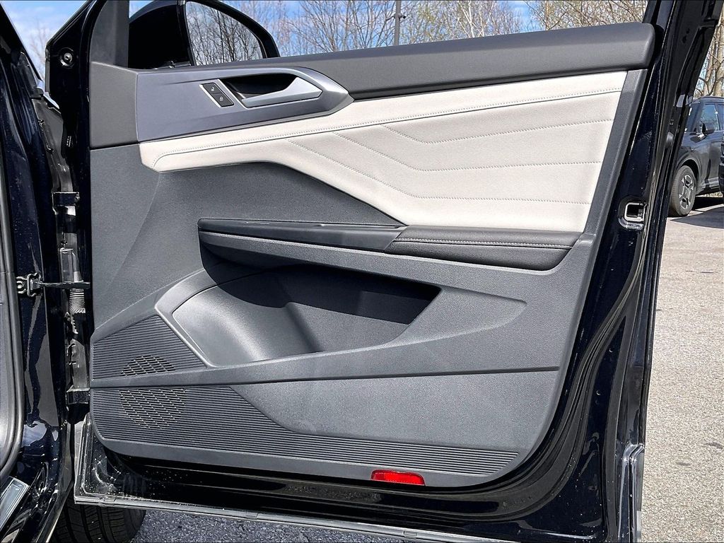 2025 Volkswagen Taos — photo 11