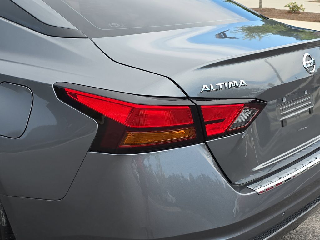 2022 Gun Metallic Nissan Altima 2.5 SV FWD Sedan
