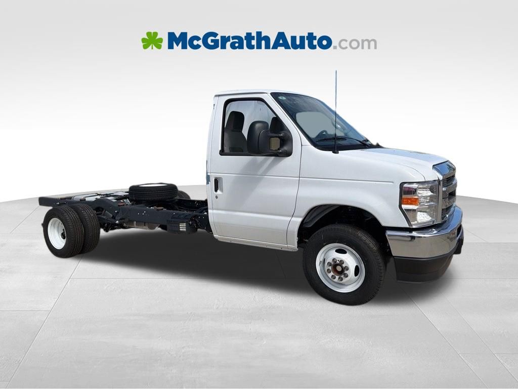 Oxford White 2026 Ford E-Series Chassis Pickup Truck Rear-Wheel Drive 6-Speed Automatic Overdrive