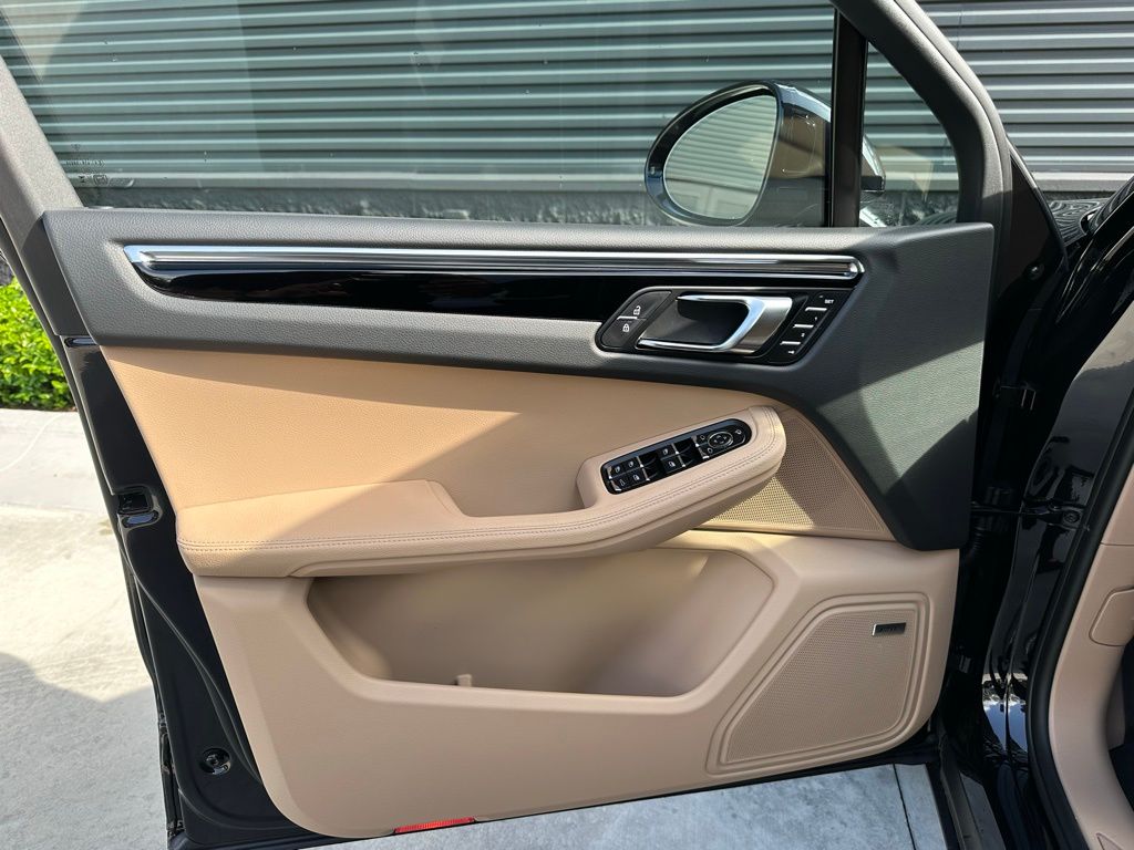 2025 Porsche Macan  13