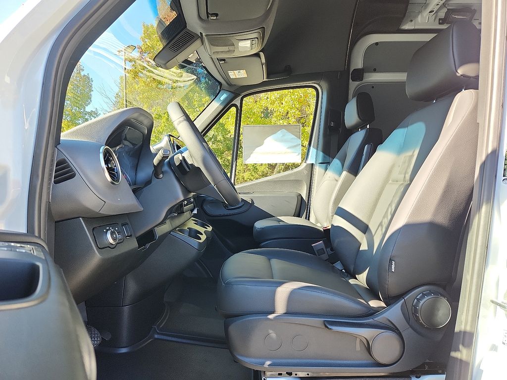 Thumbnail: 2025 Mercedes-Benz Sprinter - 9