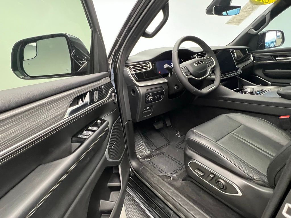 Thumbnail: 2023 Jeep Wagoneer - 23