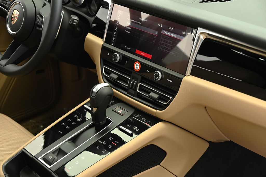 Thumbnail: 2025 Porsche Macan - 25