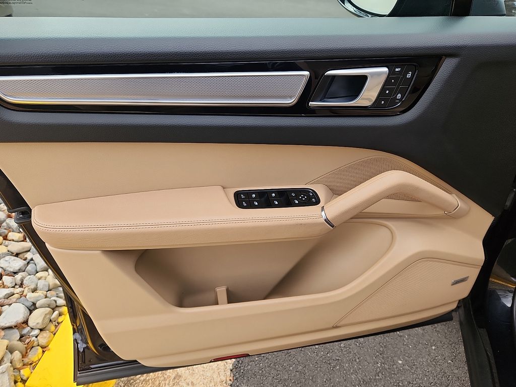 Thumbnail: 2022 Porsche Cayenne - 12