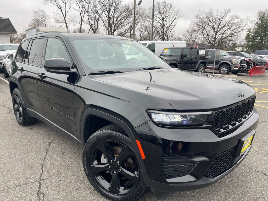 Diamond Black Crystal Pearlcoat 2023 Jeep Grand Cherokee Altitude 4WD SUV / Crossover Four-Wheel Drive 8-Speed Automatic