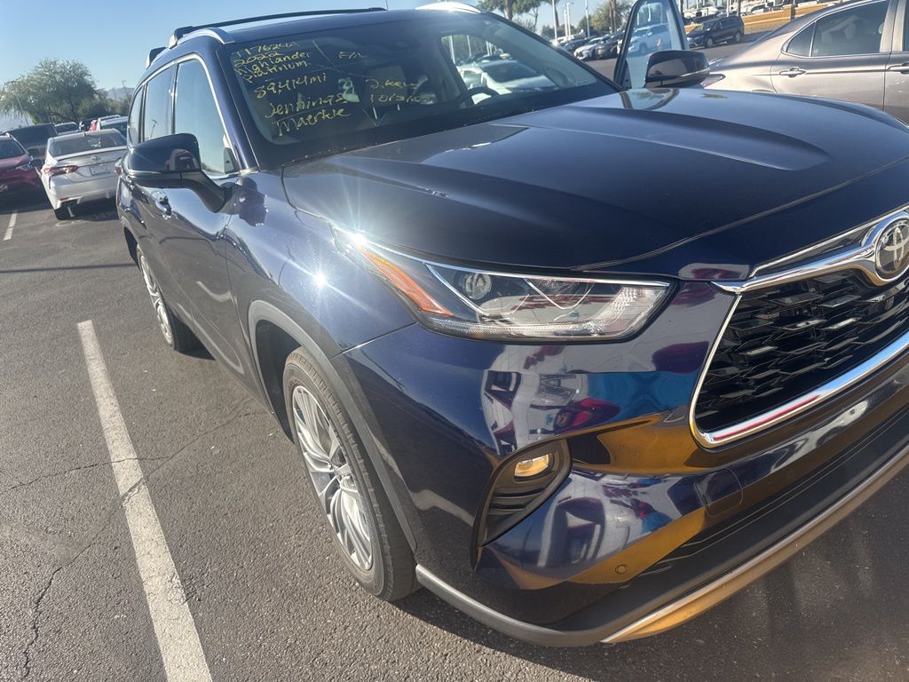 Thumbnail: 2022 Toyota Highlander - 3