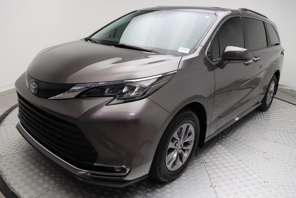 2024 Toyota Sienna XLE 2