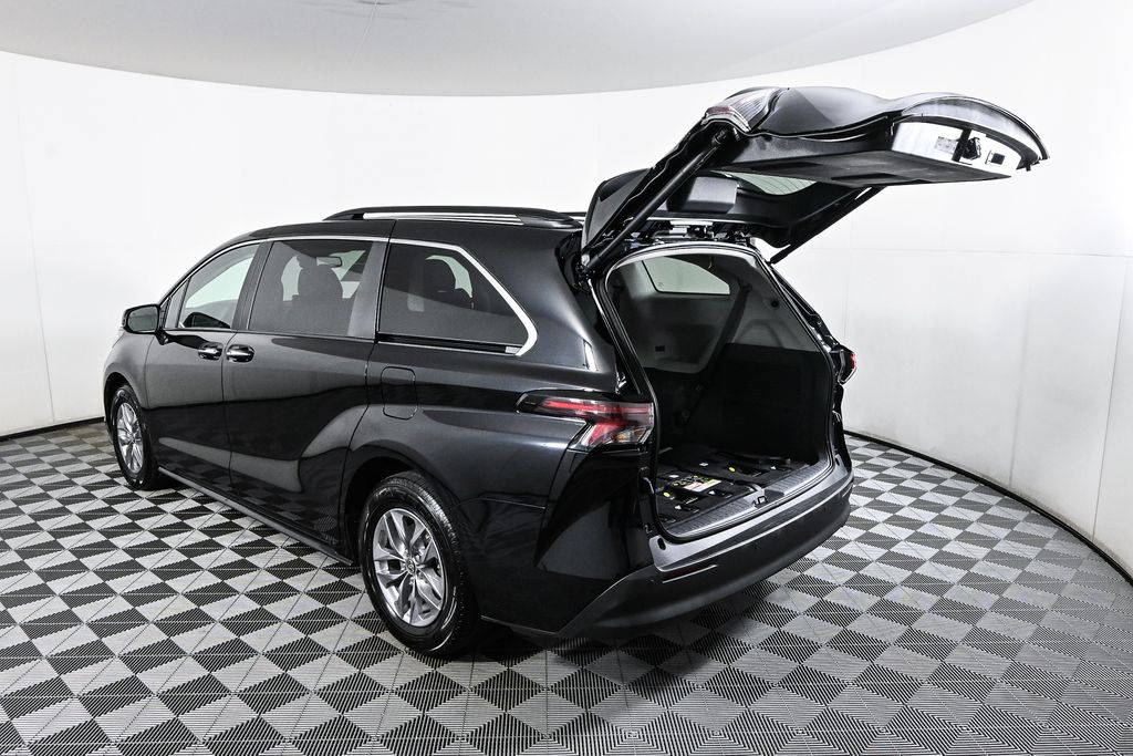 2023 Toyota Sienna XLE Hybrid 31