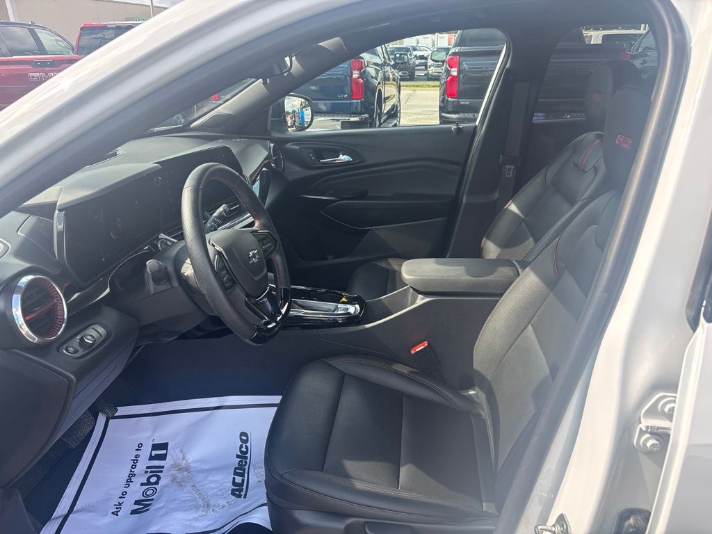 Used 2025 Chevrolet Trax SUV