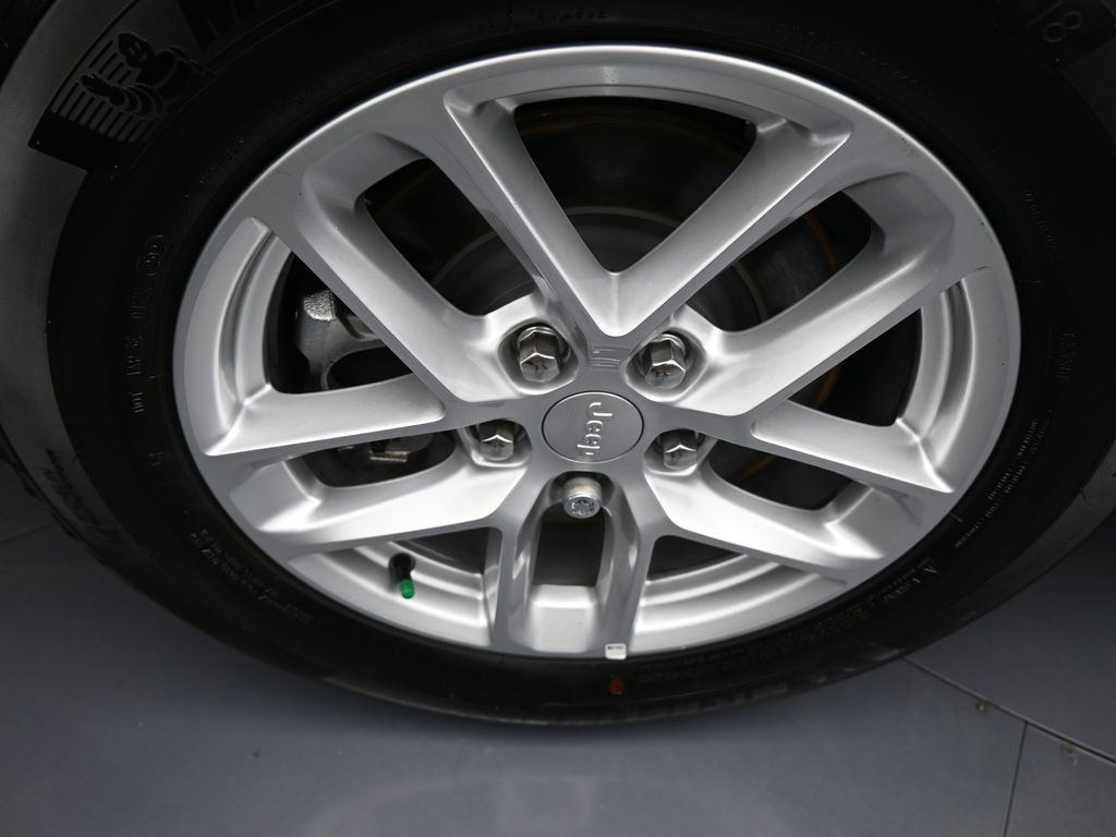 Used 2024 Silver Zynith Jeep Laredo image 43