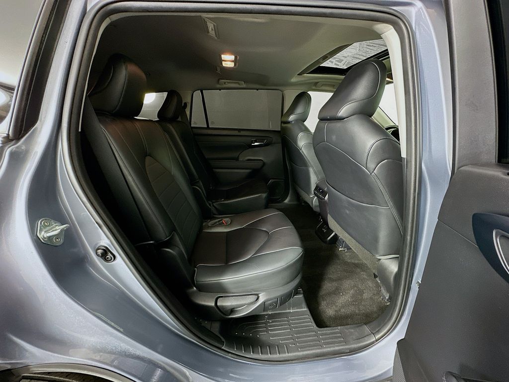 2023 Toyota Highlander XLE 29