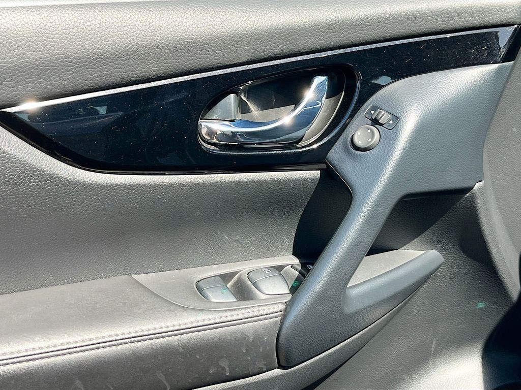 Used 2022 Gray Nissan SL image 18