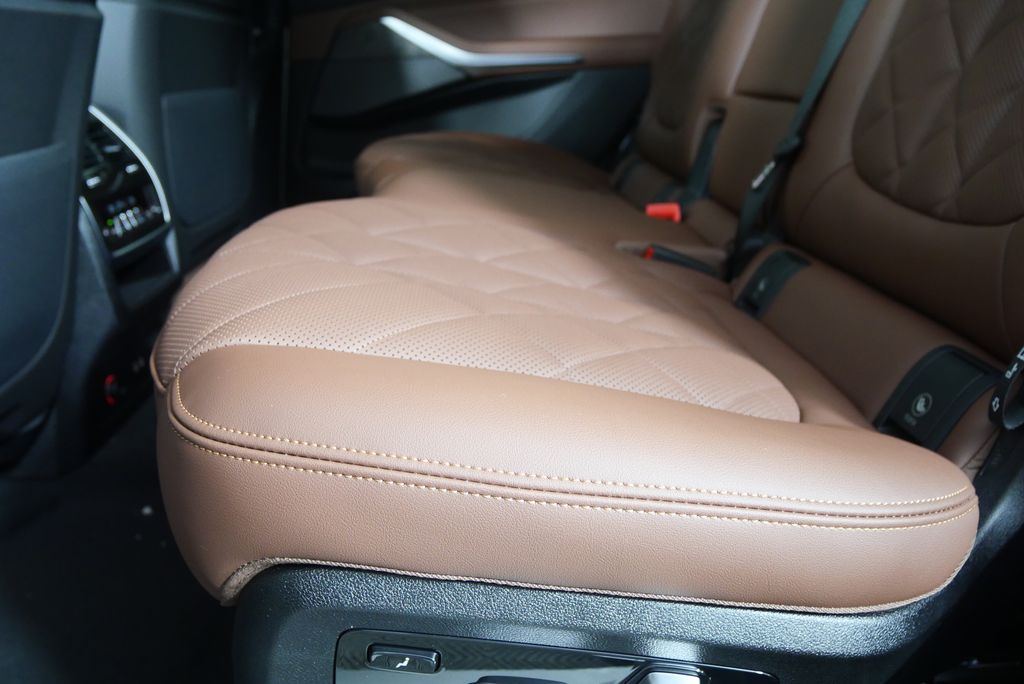 Thumbnail: 2026 BMW X7 - 14