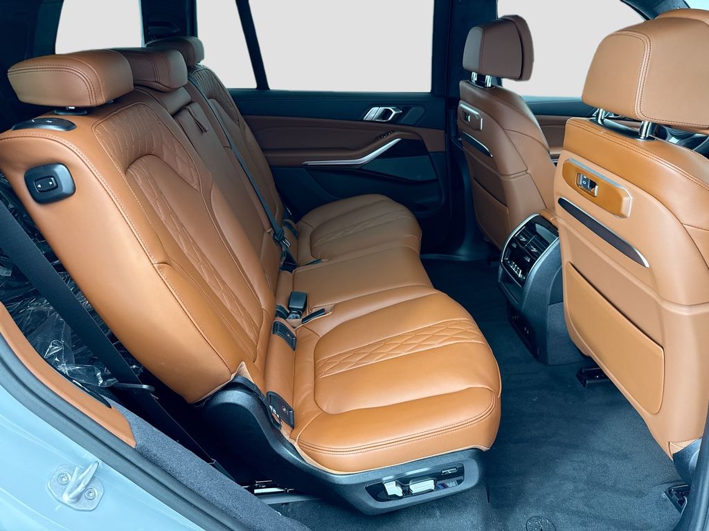 Thumbnail: 2027 BMW X7 - 21